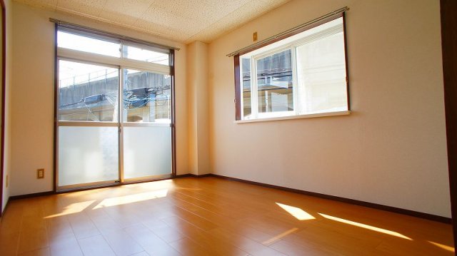 居室・リビング　明るい色調の室内です