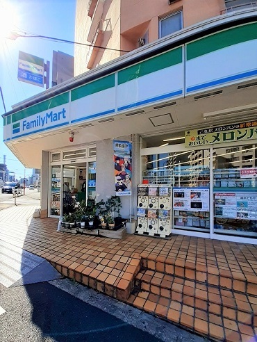 コンビニ　ファミリーマート新宿弁天町店（コンビニ）まで92m