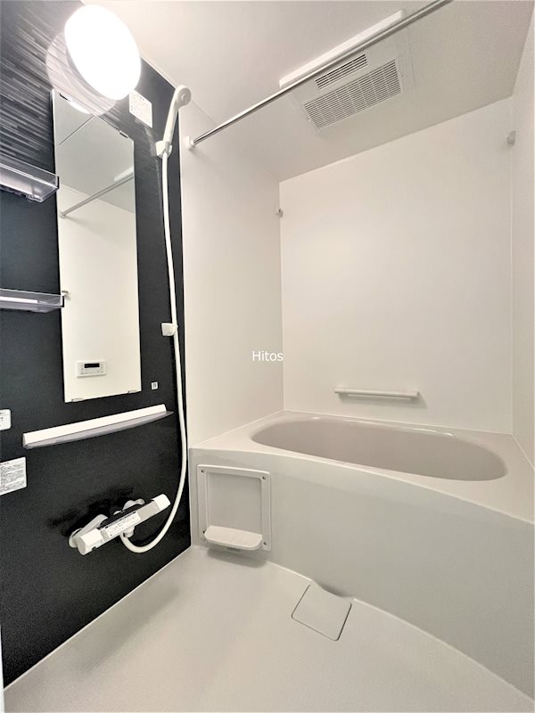 バス・シャワールーム　お風呂には追い炊き機能付きで、いつでも快適に入浴できます。