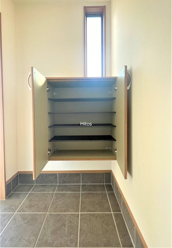 玄関　小窓つきの明るい玄関。L字型でプライバシーにも配慮。