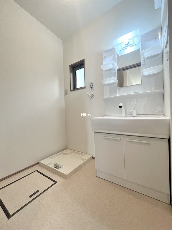 洗面設備　洗面所には忙しい時間に便利な独立洗面台と、洗濯機用防水パンが