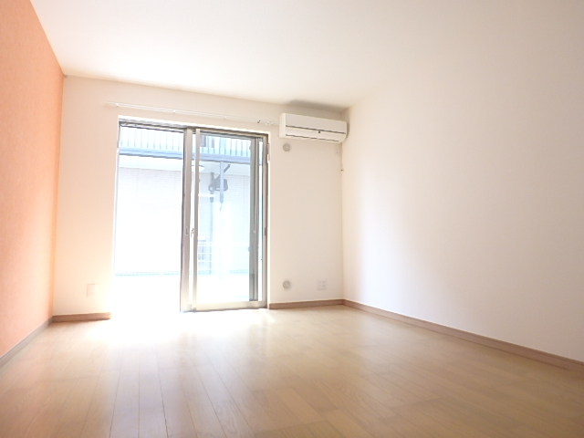 居室・リビング　正方形に近いリビングで家具の配置がしやすいですね。