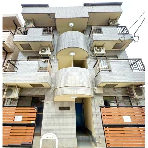 建物外観　各フロア2住居のマンションです