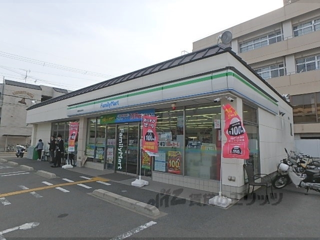 コンビニ　ファミリーマート太秦丸太町店（コンビニ）まで120m