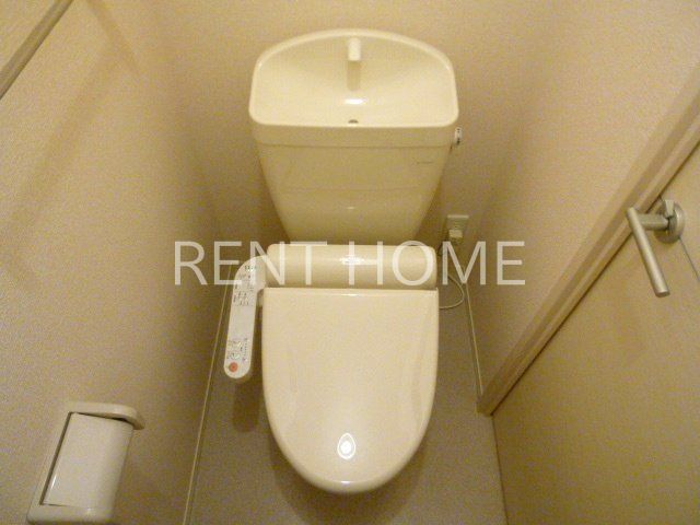 トイレ　温水洗浄便座付きのトイレです。