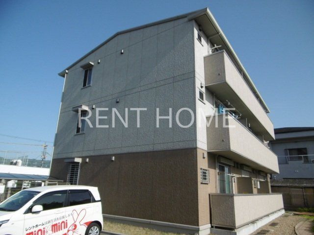 建物外観　3階建てのスマートな建物です。