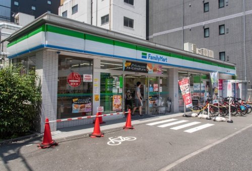 コンビニ　ファミリーマート 堀留町二丁目店（コンビニ）まで92m