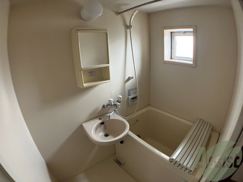 バス・シャワールーム　浴室はシンプルなデザイン。追い焚き機能付きです。