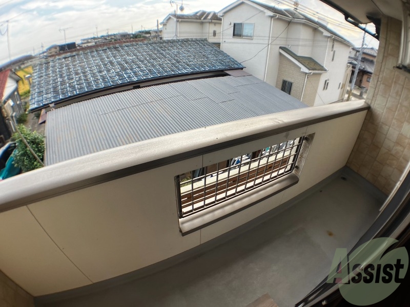 バルコニー　バルコニーは洗濯物を干すのに十分な広さがありますね。