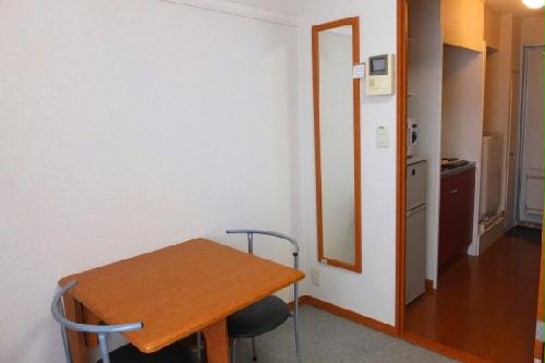 居室・リビング　テーブル＋椅子２客、姿見まで付いおります。