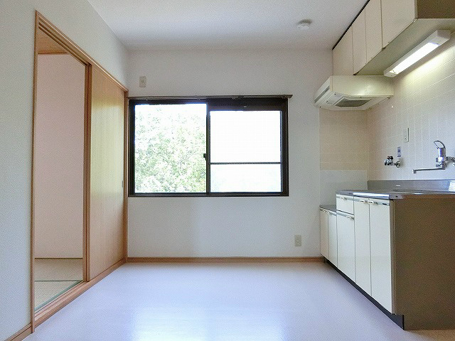 居室・リビング　窓が施された明るいダインングキッチン