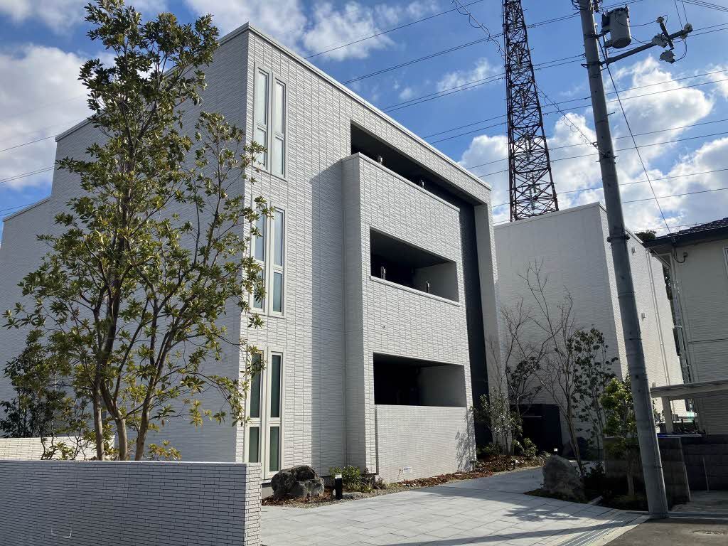 建物外観　積水ハウス施工・重量鉄骨造３階建て