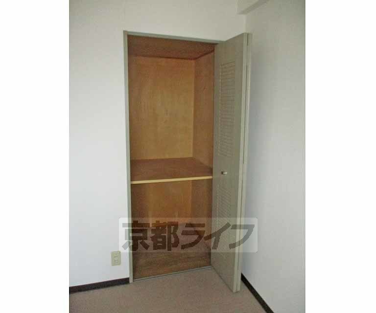 収納　ウォシュレット付きトイレです