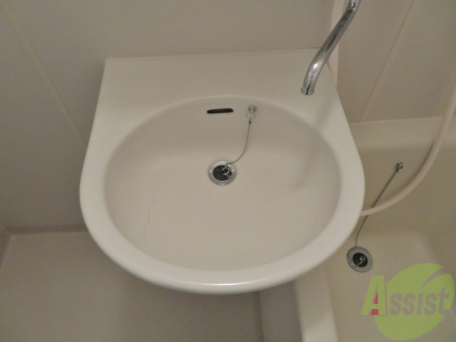 洗面設備　洗面台です。鏡も付いておりますので身だしなみバッチリです