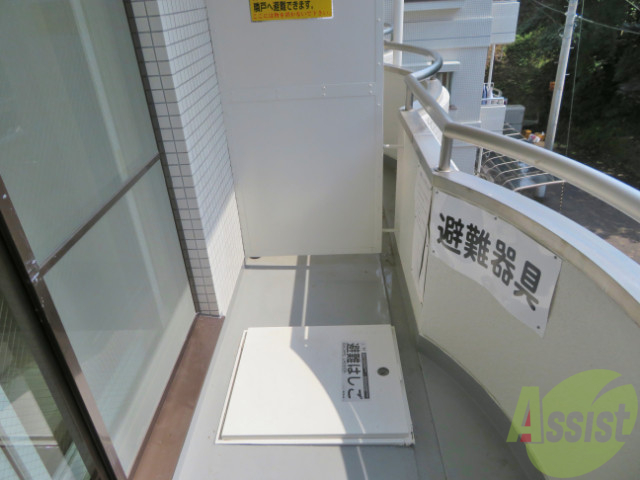 バルコニー　ちょっとしたバルコニーになります。陽もよく当たります。