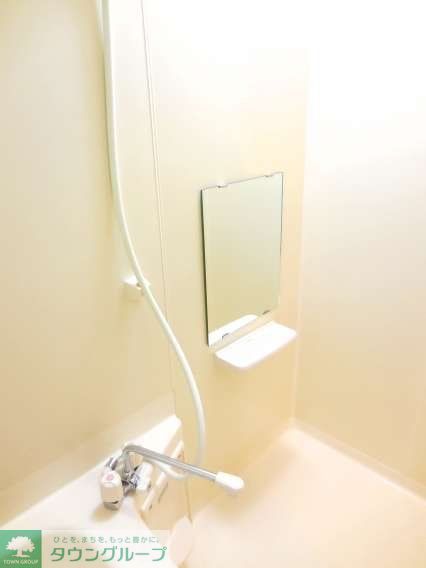 バス・シャワールーム　追炊き機能付の明るい浴室です