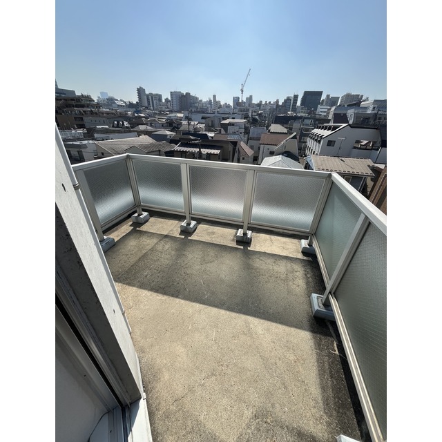 バルコニー　暖かな日差しのふりそそぐバルコニー