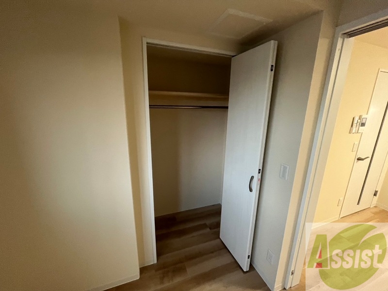 収納　こちらの収納にはハンガーをかけて服もしまえますね。