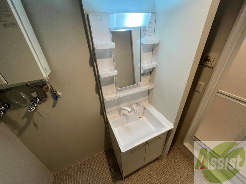 洗面設備　独立洗面台です。大きくてよいですね。シャンプーもできます！