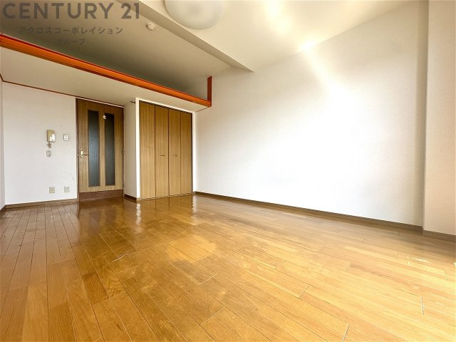 居室・リビング　上部物置付きの9.8帖の広めの洋室です♪