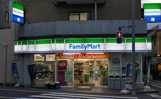 コンビニ　ファミリーマート 三軒茶屋一丁目店（コンビニ）まで366m