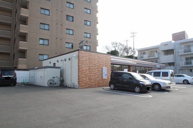コンビニ　セブンイレブン出水丁目店（コンビニ）まで800m