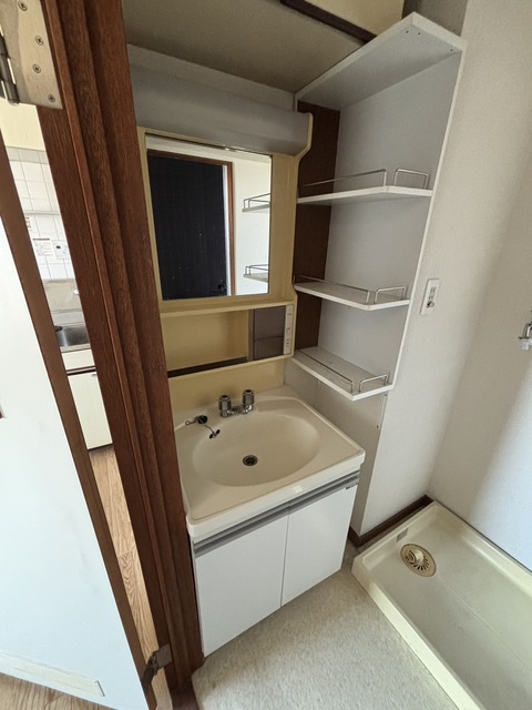 洗面設備　別部屋参考写真です