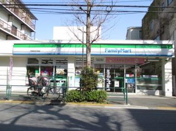 コンビニ　ファミリーマート千駄木五丁目店（コンビニ）まで57m