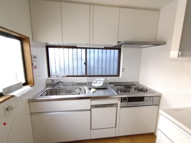 キッチン　3口ガスコンロでシンクも広々しております！