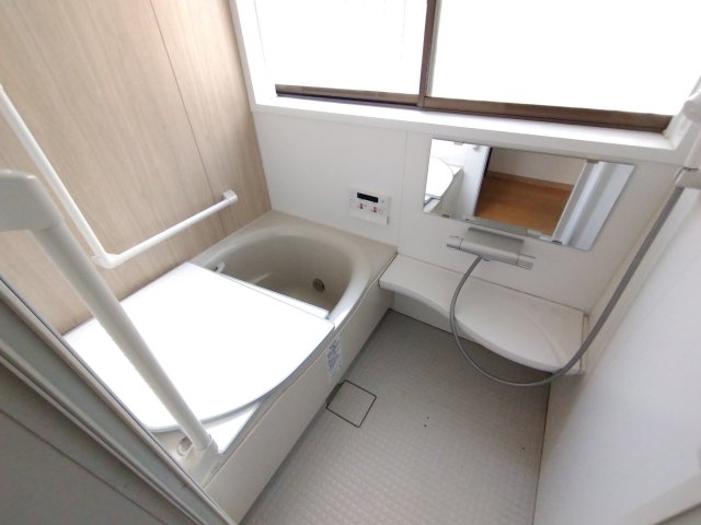 バス・シャワールーム　追い焚き機能付きのきれいな浴室