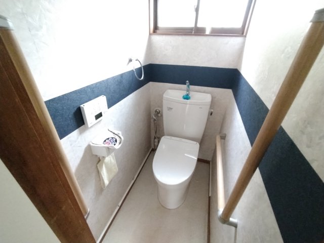 トイレ　温水洗浄便座付きです！