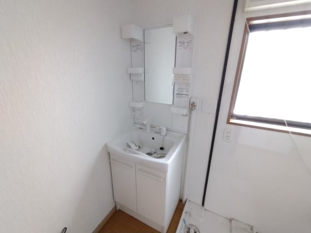 洗面設備　身支度に便利な独立洗面台もございます