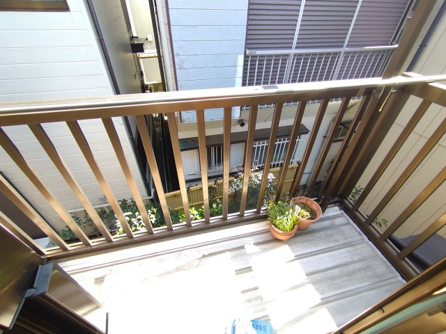 バルコニー　2階洋室からバルコニーにも出られます。日当たり良好！