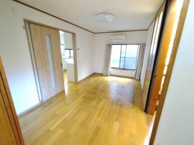 居室・リビング　キッチン隣の洋室スペース