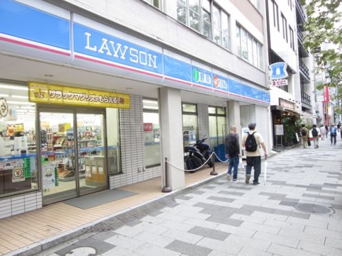 コンビニ　ローソン新宿御苑前（コンビニ）まで424m