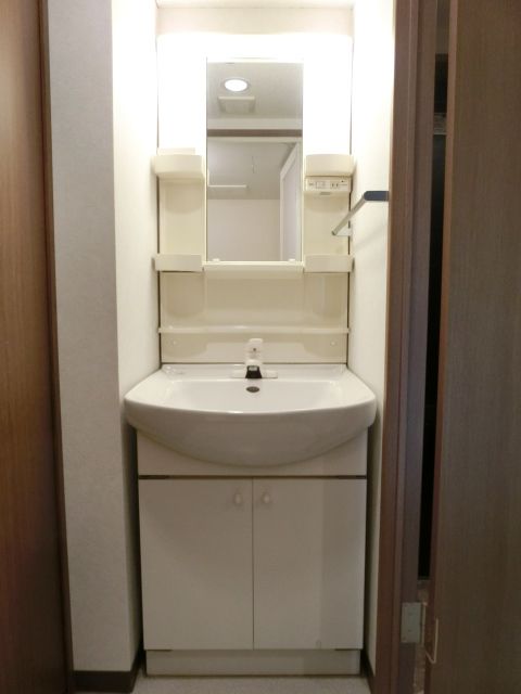 洗面設備　シャンプードレッサー完備で朝の身支度も捗ります