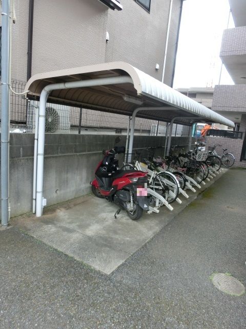 その他共有部分　敷地内屋根付き駐輪場です