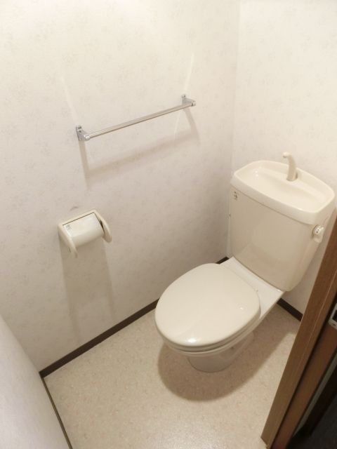 トイレ　コンパクトで清潔感のあるトイレです