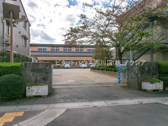 小学校　越谷市立南越谷小学校（小学校）まで897m