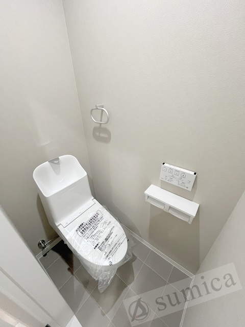 トイレ　人気アイテムの温水洗浄便座。清潔感のあるトイレです。