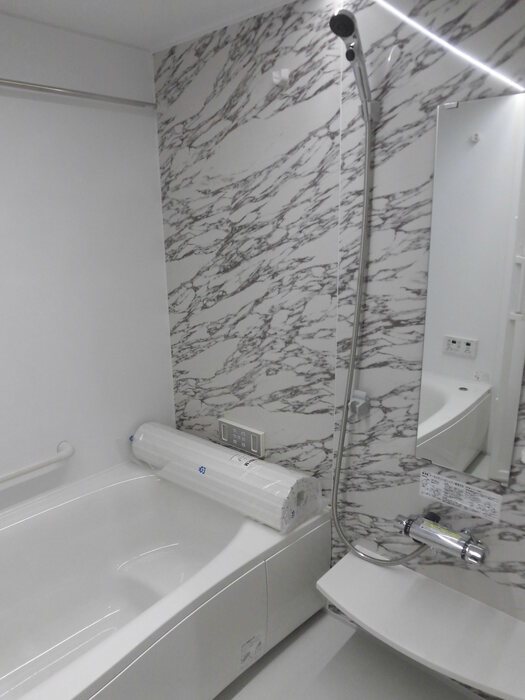 バス・シャワールーム　ゆったりとした一坪風呂です。