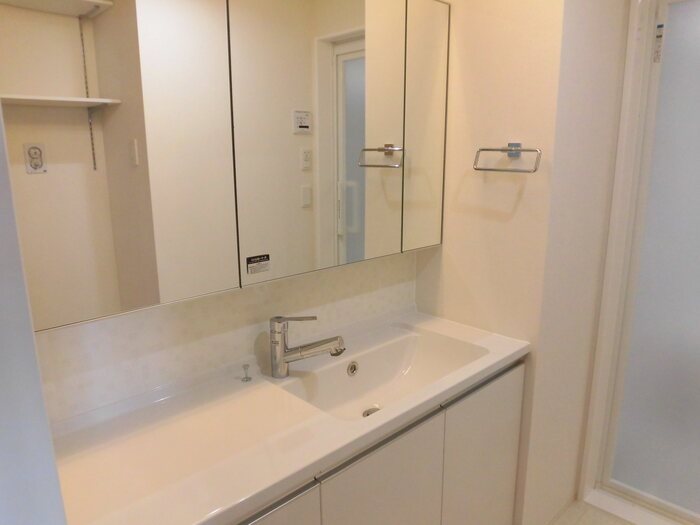 洗面設備　広めの洗面台です。