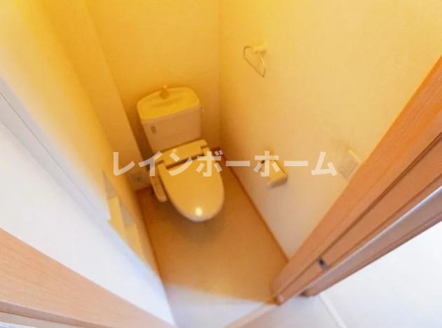 トイレ　落ち着いた色調のトイレです