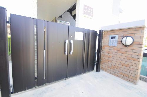 エントランス　オートロックゲート付き。