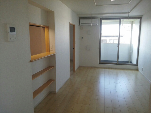 居室・リビング　落ち着いた色合いの床材を使用した居住空間です。