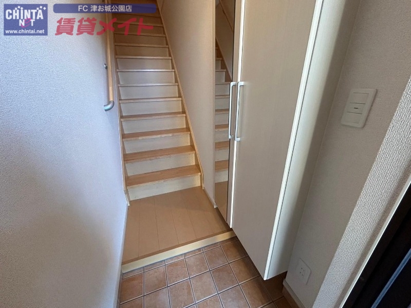 玄関　同型参考写真です