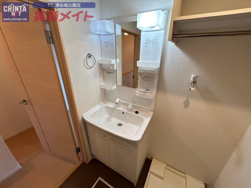 洗面設備　同型参考写真です