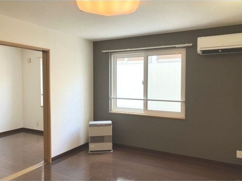 居室・リビング　内装中につき同タイプ別号室の画像です。