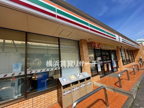 コンビニ　セブンイレブン横浜峰沢町店（コンビニ）まで54m