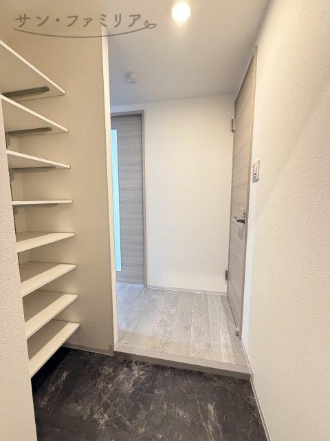玄関　同一物件別部屋写真